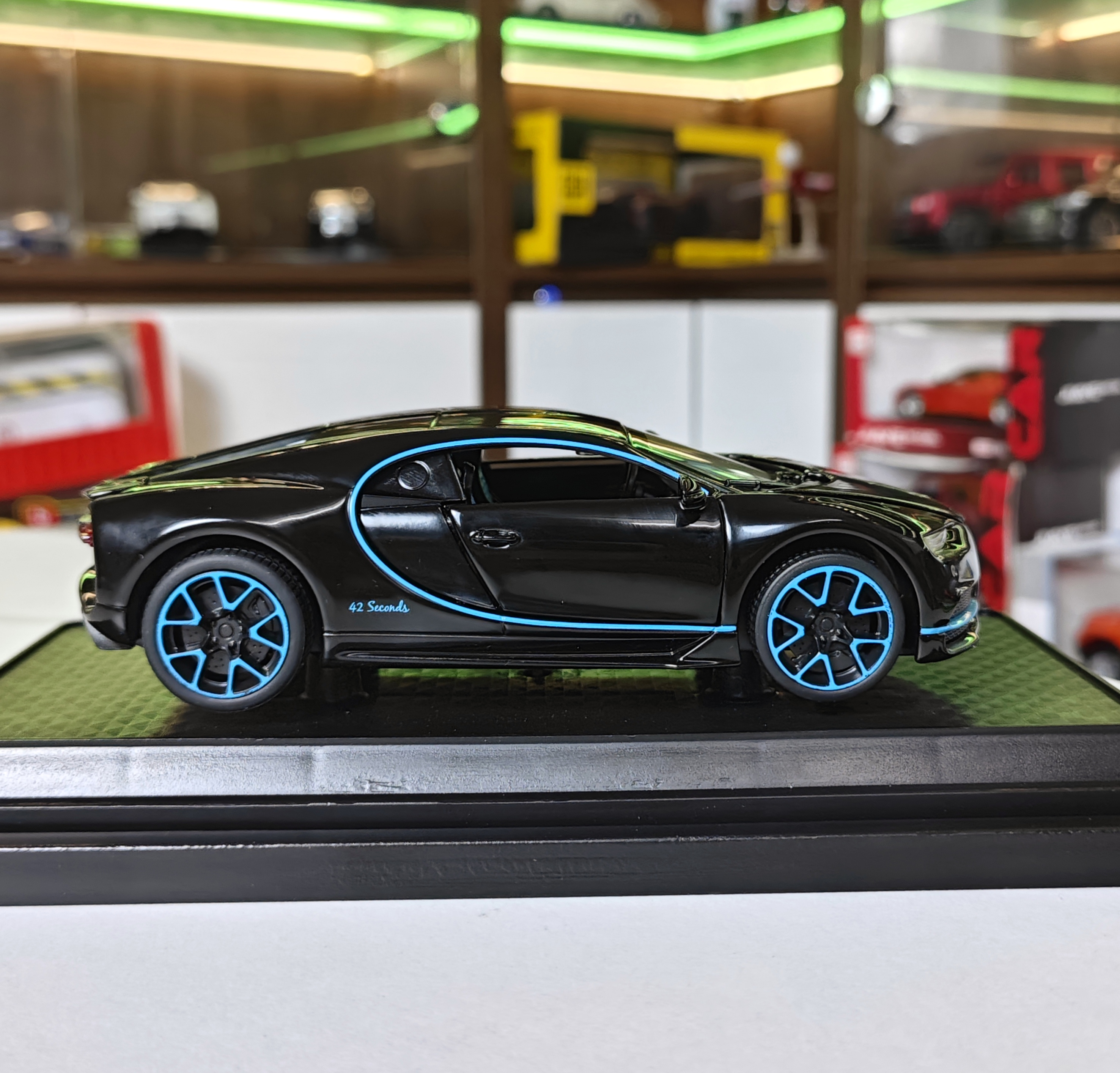 Xe mô hình sắt Bugatti Chiron tỉ lệ 1:32 hãng Miniauto đen xanh
