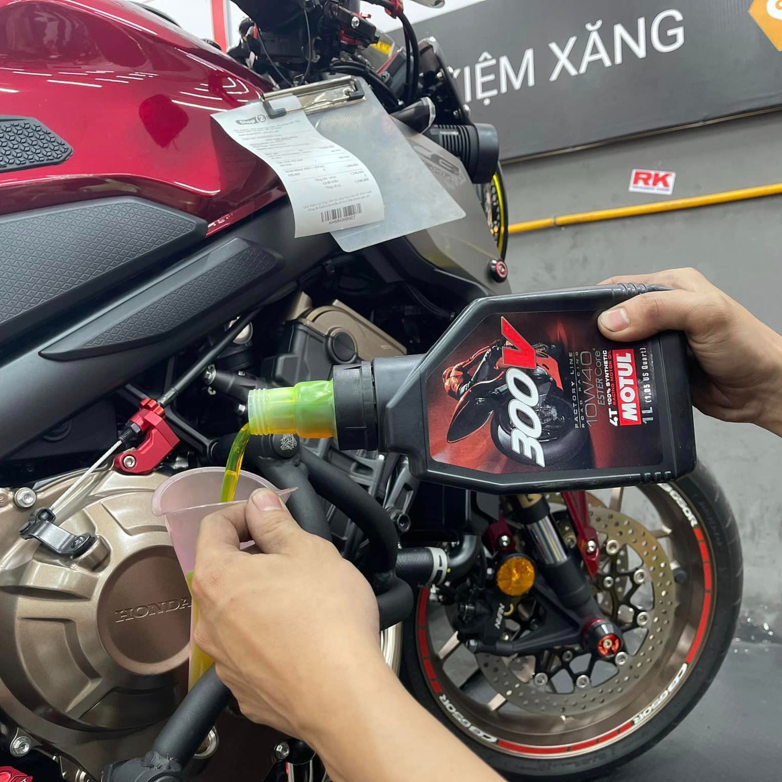 Nhớt motul 300v factory line 10w40 nhớt tổng hợp cho xe số, xe côn tay và pkl