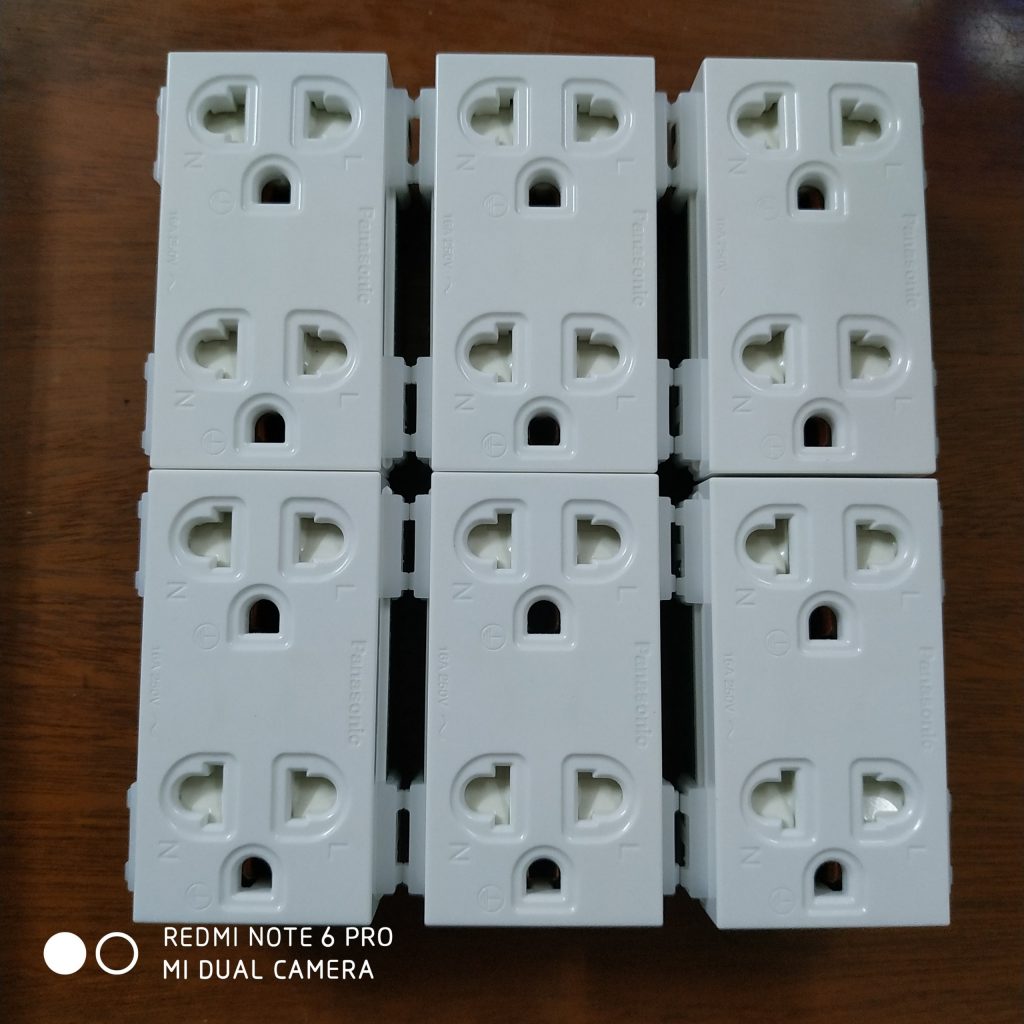 Ổ cắm đôi 3 chấu Panasonic WEV1582SW