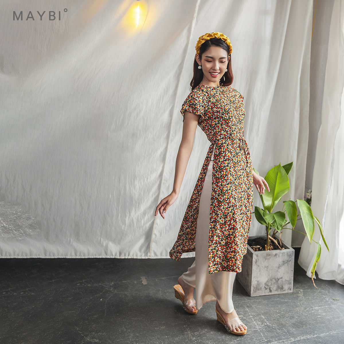 [NHẬP MÃ LAZSOCIALBAU100K GIẢM NGAY 15%] Áo dài cách tân Thục Qùy Maybi lụa tuyết đen in hoa nhí (Không kèm quần lụa)