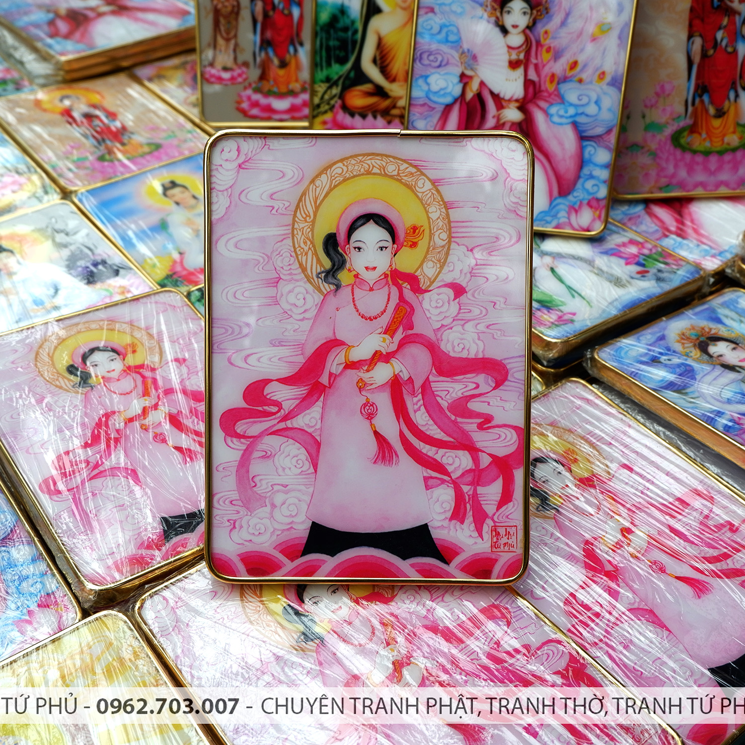 Tranh Cô Chín 15x21cm để bàn chất liệu gỗ kính mica viền vàng đồng cao cấp.
