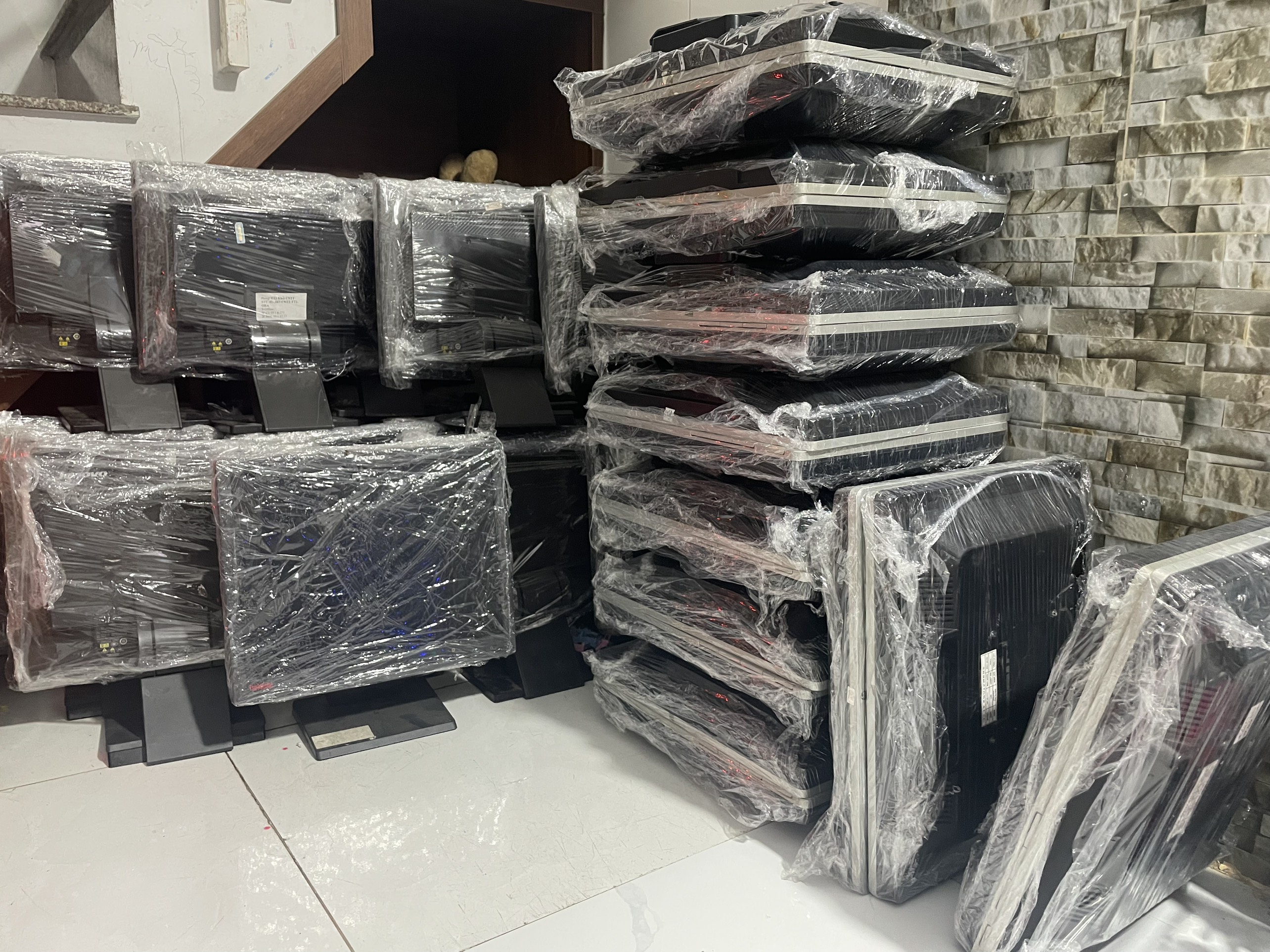 Màn hình máy tính Lenovo 15in đen - Vuông 15 inch hàng đẹp giá full dây kết nối