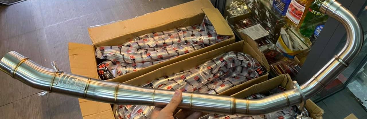 cổ pô R8 fôm AHM cho ex150 winer