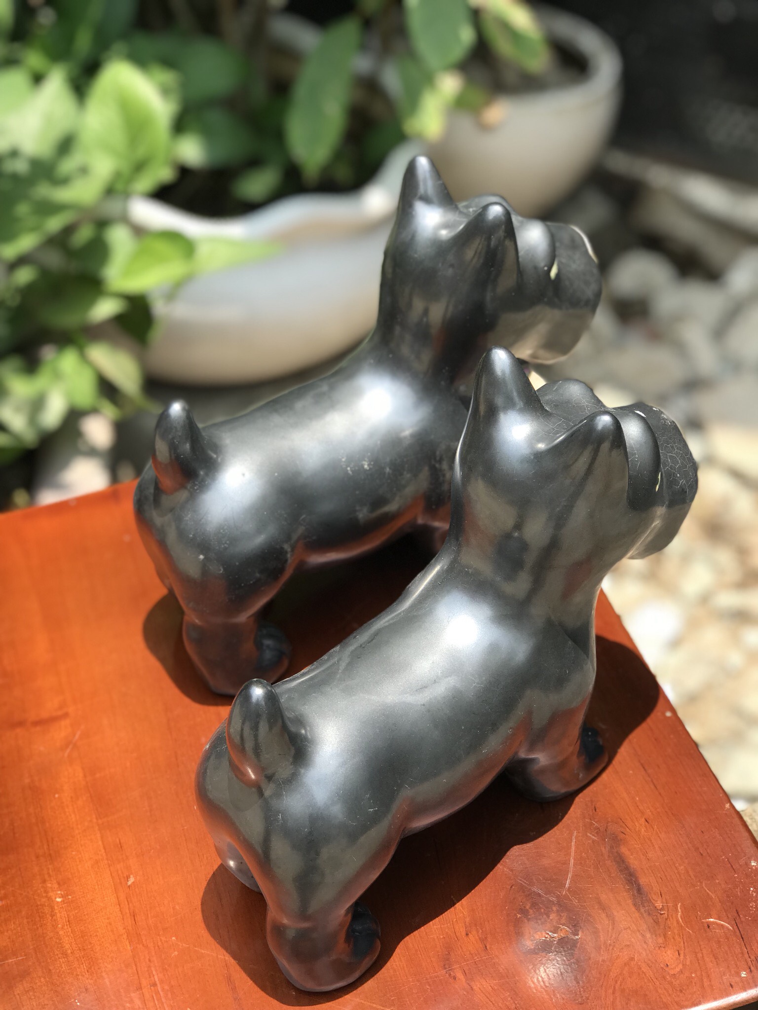 Gốm sứ trang trí hình con chó mực