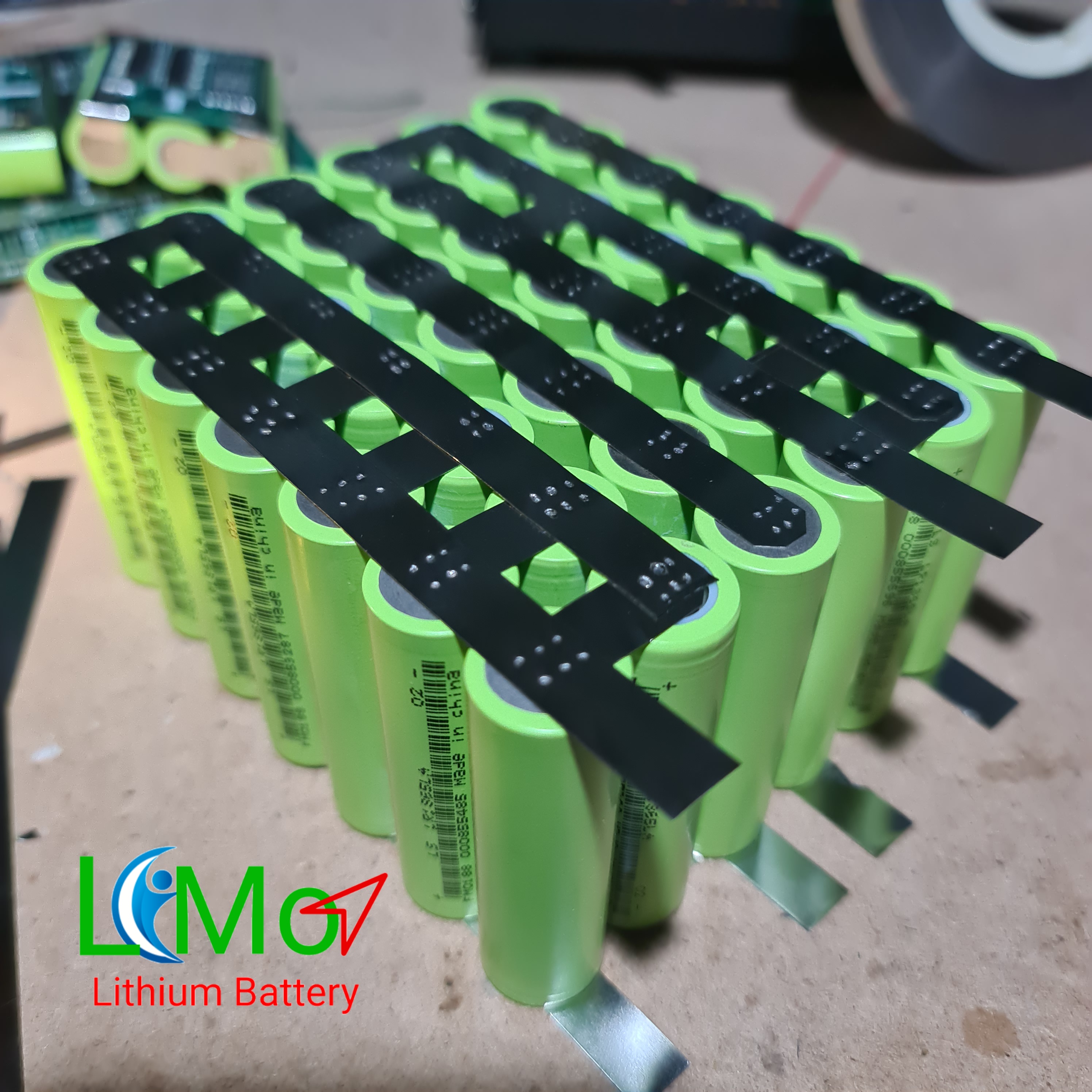 Khối pin 24v (2 mẫu 12,5AH và 20AH). Xả cao 120A. Bình acquy Lithium 18650 cực khỏe. Tặng kèm sạc Lithium 24v để sạc bình pin - LIMO