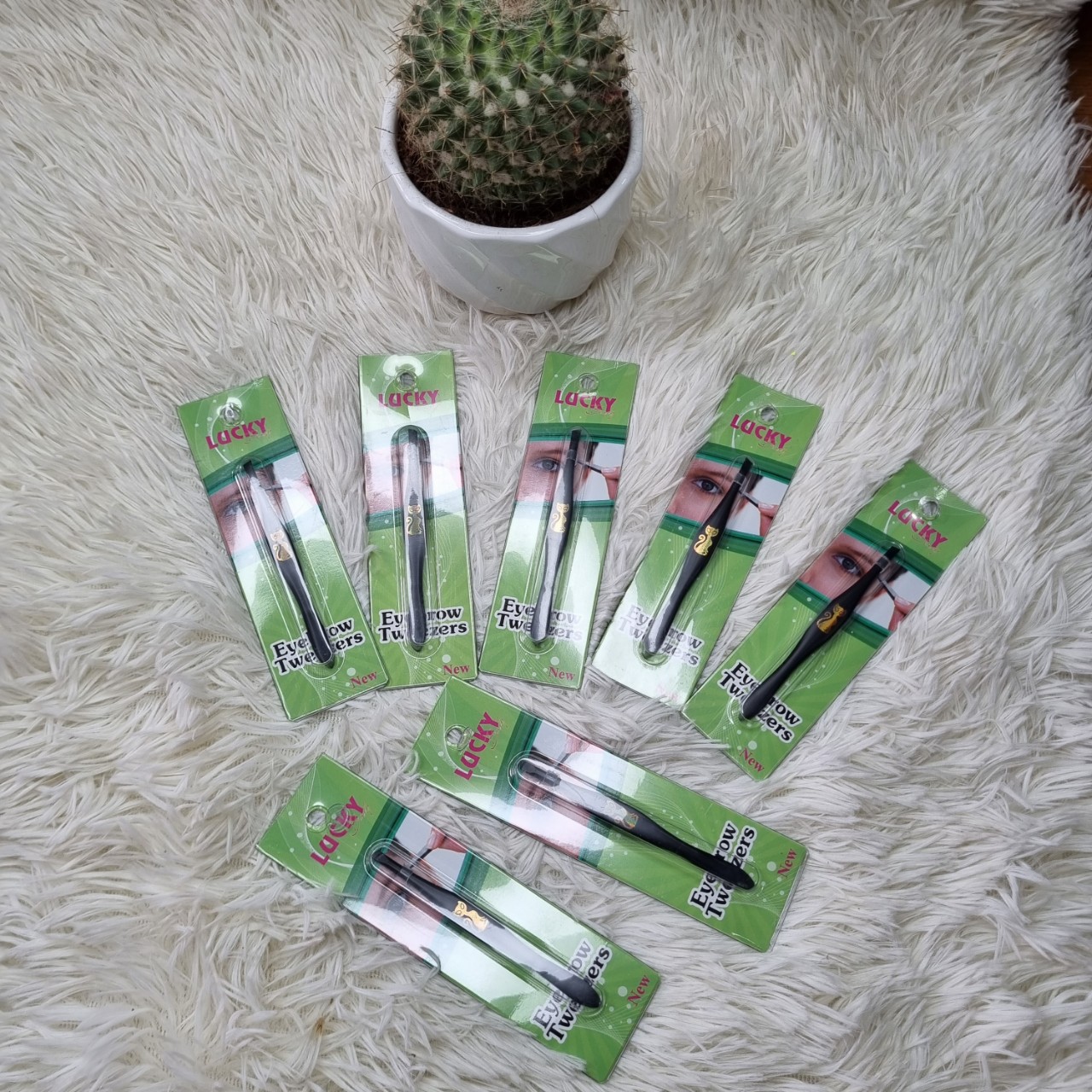 NHÍP MÈO ĐEN NHỔ LÔNG MÀY
