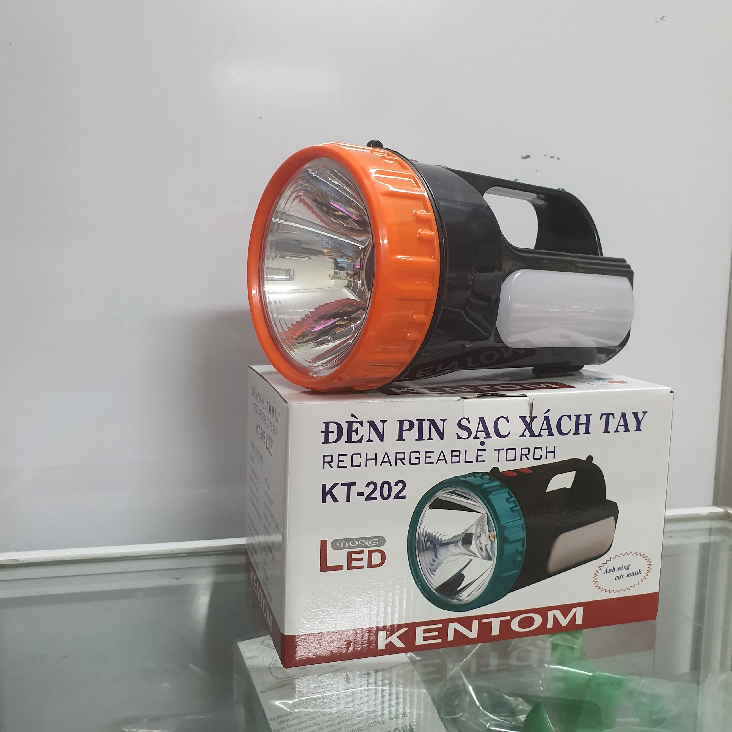[HCM]Đèn pin sạc Kentom KT-202 có đèn phụ (màu ngẫu nhiên)