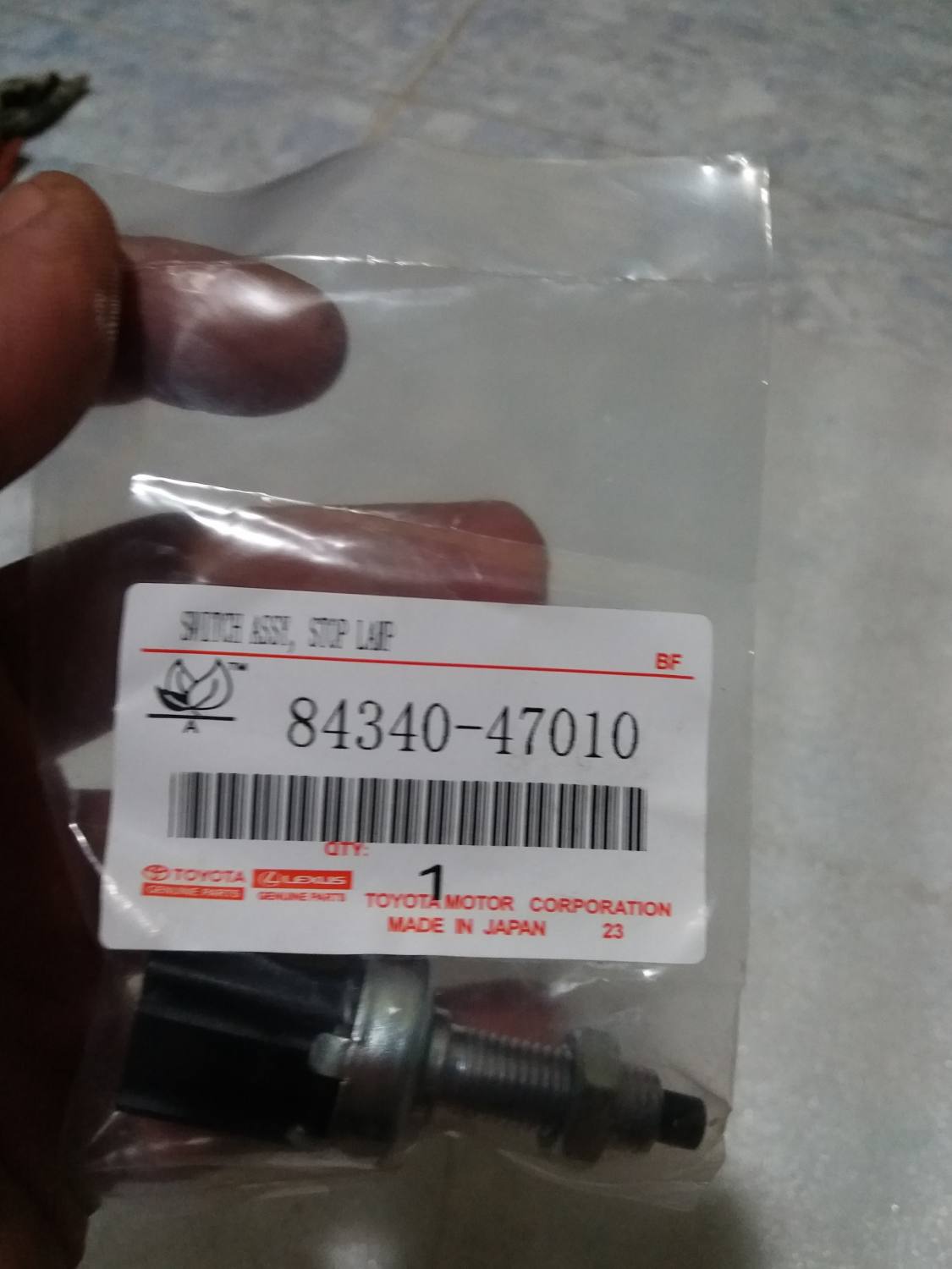 01 PCs stop light switch (brake light switch) code 84340 - 47010