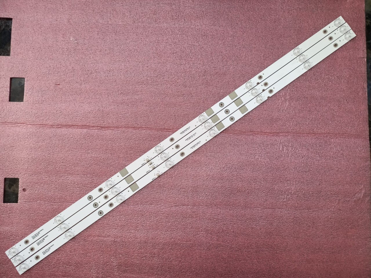 THANH LED TIVI ASANZO 43EK7 43DU1000 43DU3000 43FH960 JS-D-JP4310-A81EC HÀNG ZIN HÃNG MỚI 100%, BỘ 3 THANH, MỖI THANH 8 BÓNG 6V, DÀI 82,5cm