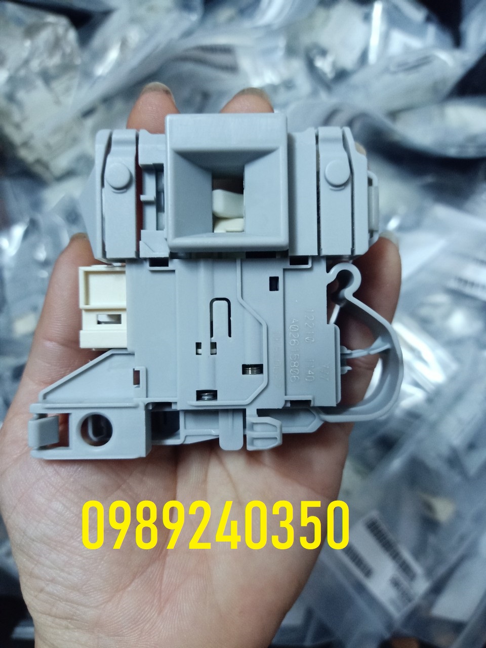 Công tắc khóa cửa máy giặt Electrolux EWF 80743 chính hãng