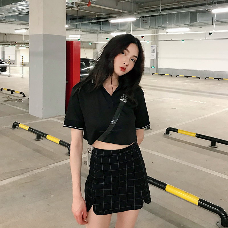 ÁO CROPTOP ĐEN TRƠN PHỐI CÚC CÁ TÍNH