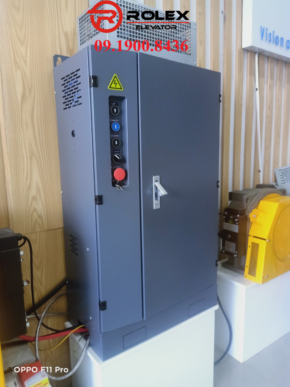 Tủ điều khiển thang máy  STEP AS380: - Contactor Fuji (giảm ồn, tăng tuổi thọ) - Vỏ tủ sơn tĩnh điện màu đen - Đường dẫn cứu hộ UPS, card encoder 1387/1024/1313 - Keypad - Thiết bị linh kiện thang máy Rolex ( Gía đã bao gồm chi phí lắp đặt )