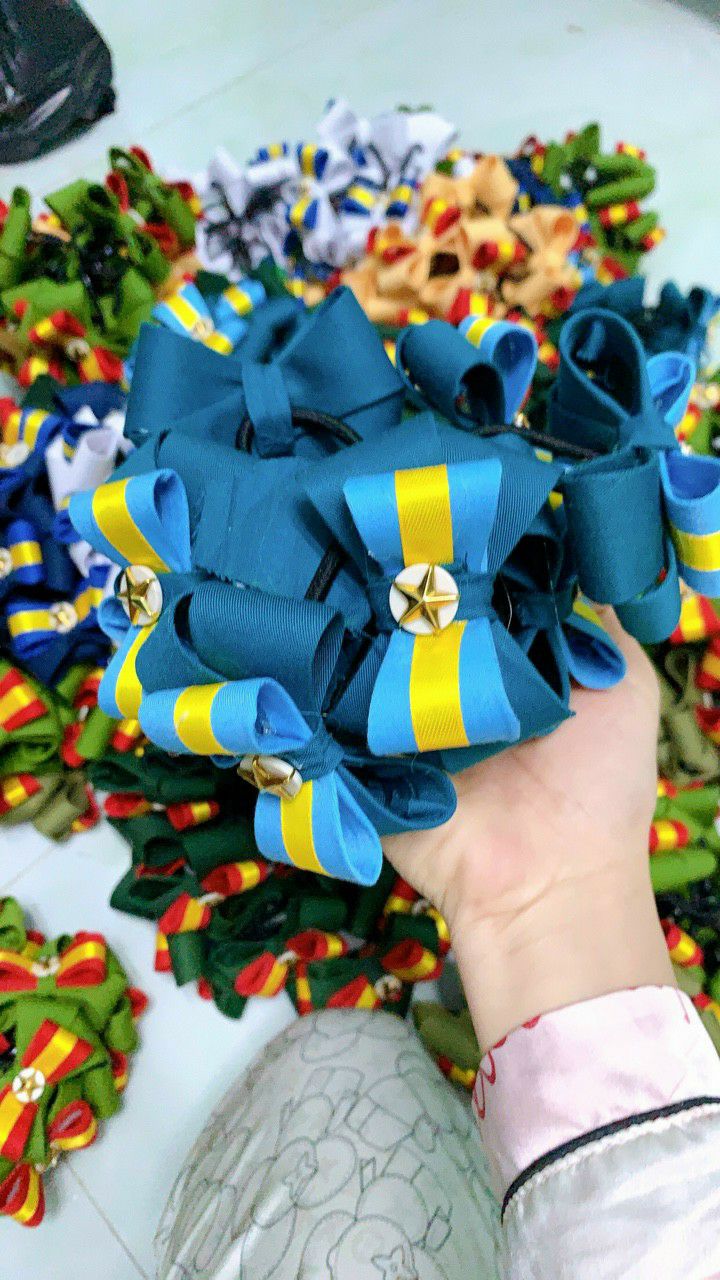 Cột tóc chi tiết nơ