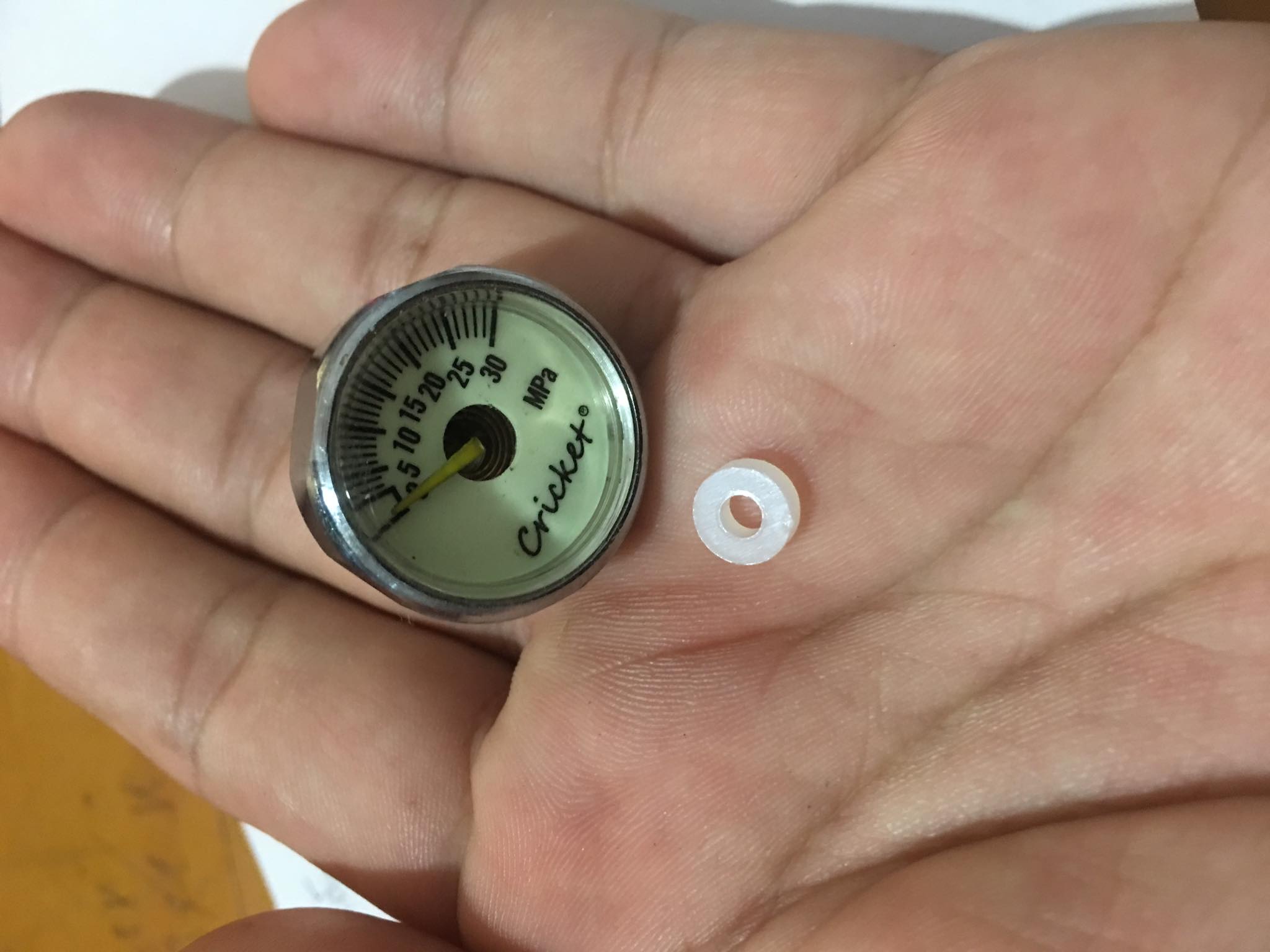 1 Đồng hồ 30mpa màu trắng chân 8.