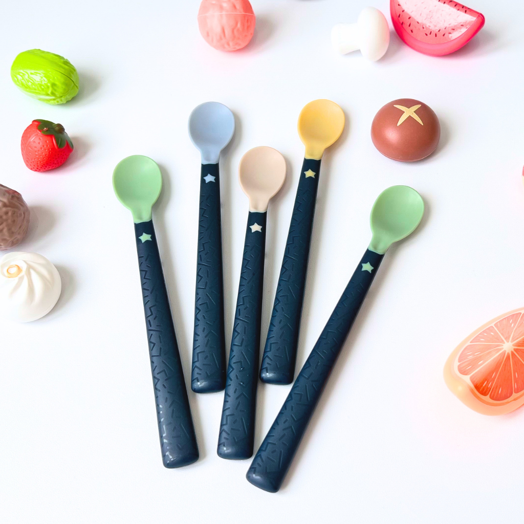 Tommee Tippee Softee Baby Feeding Spoons, for Babies from 4 Months - Set of 5 Spoons, Individual (Random Color Delivery)