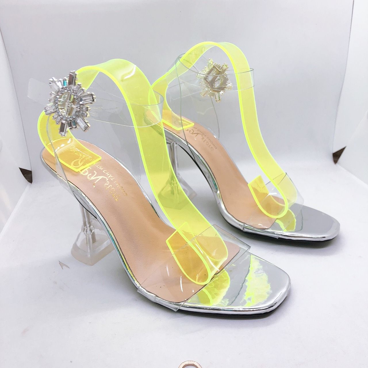 Giày sandal cao gót nhọn 9p quai trong khóa gài mặt trời