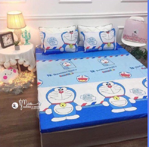 Bộ Ga Gối Poly ( tặng kèm áo gối ôm ) Mẫu Doremon Tem Thư