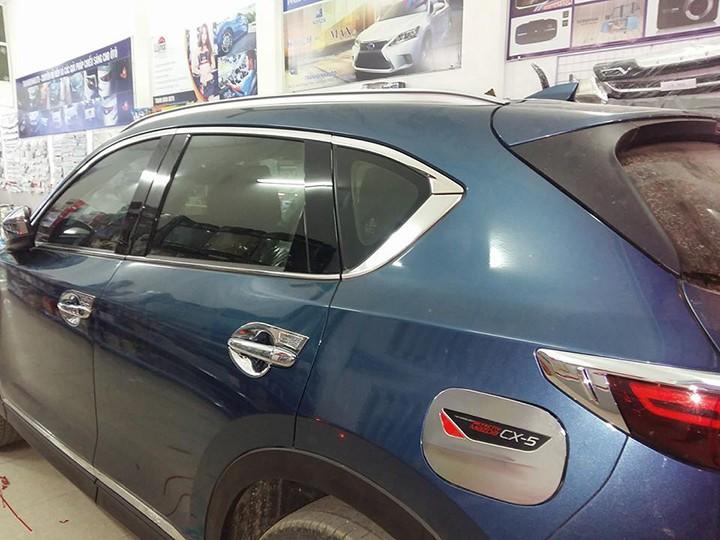 Ốp nắp bình xăng Mazda CX5 2018 - 2019