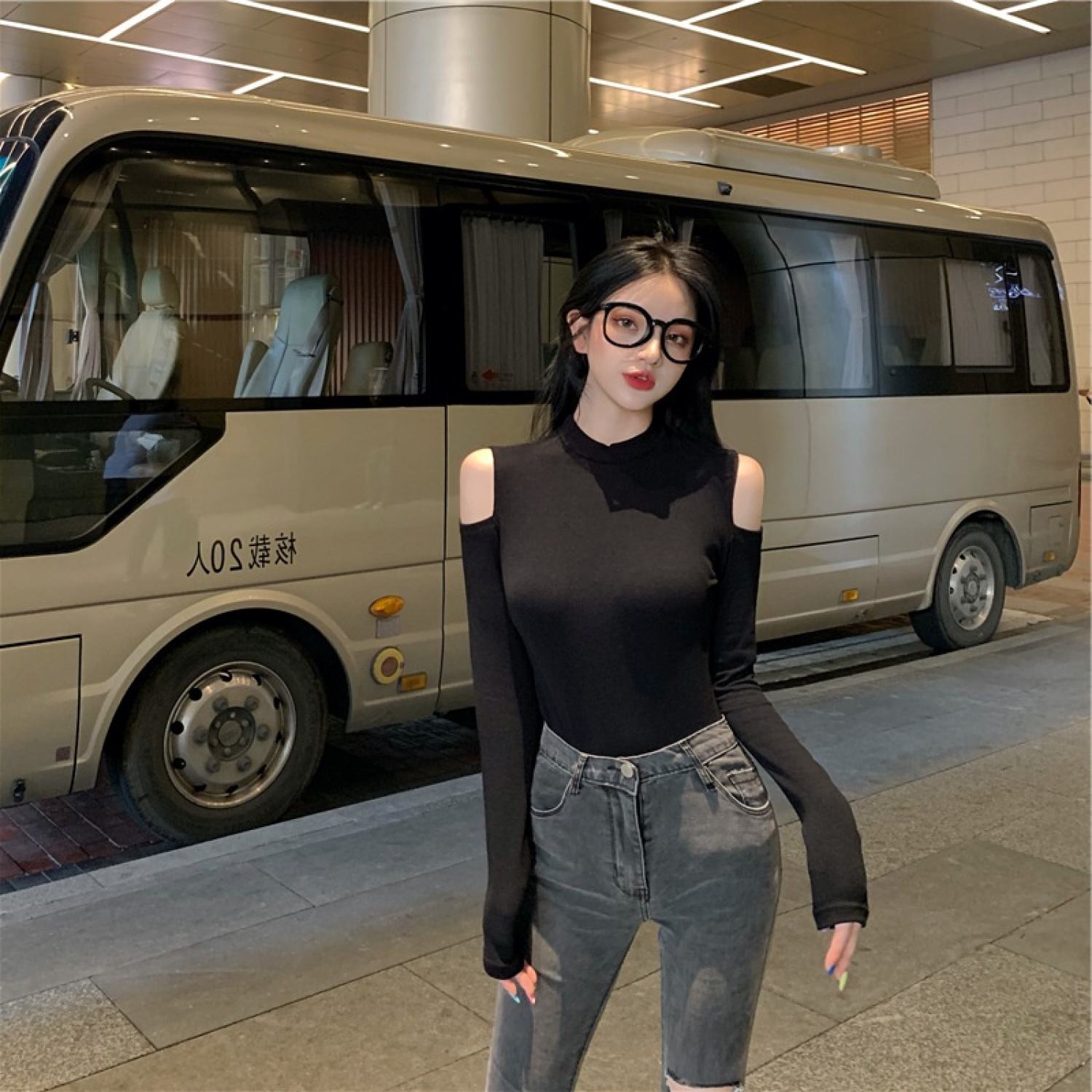 SUA010 Áo thun ôm body cổ lọ khoét vai đen trơn tay dài sexy tôn dáng Áo phông kiểu nữ cao cổ hè thu đông hở 2 vai hot