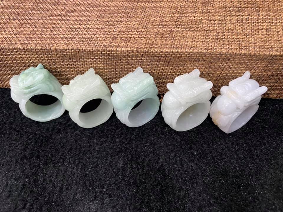 Nhẫn đầu rồng ngọc cẩm thạch trắng thiên nhiên mẫu rồng ngang