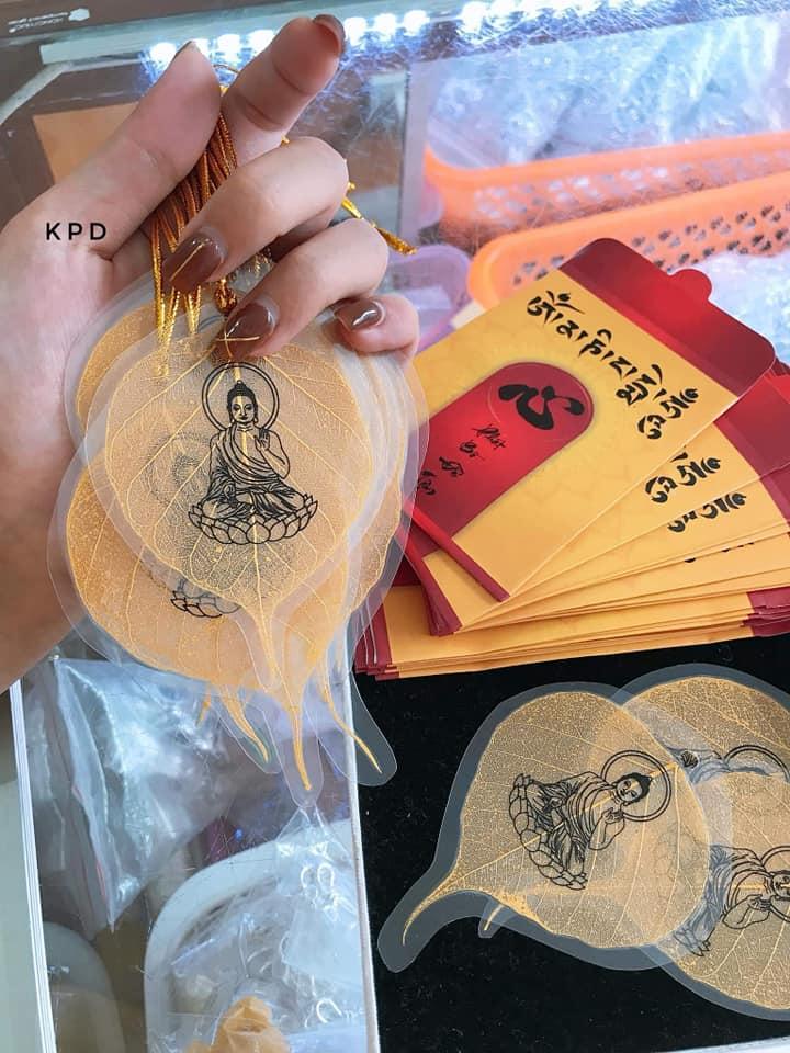 Lá bồ đề in hình phật dát vàng