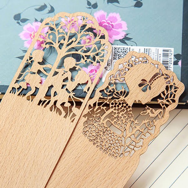 ĐÁNH DẤU SÁCH TỪ GỖ CẮT KHẮC TINH TẾ