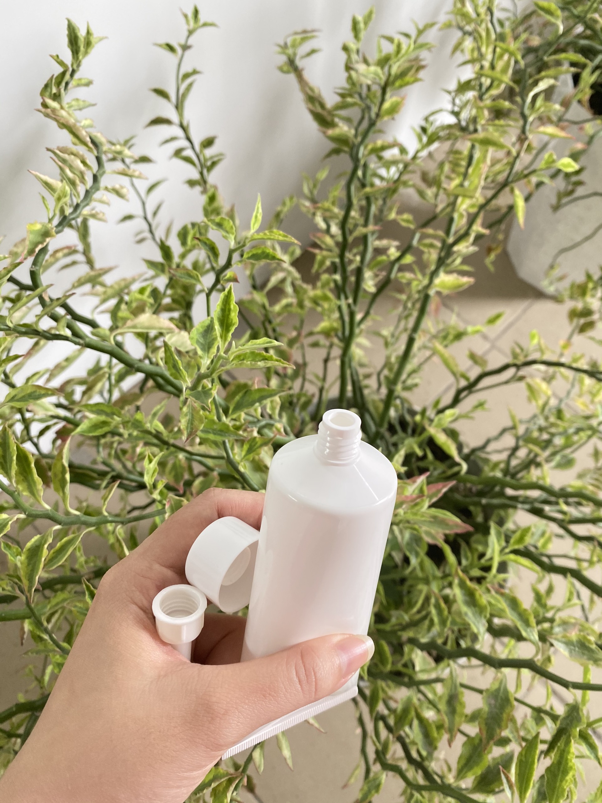Tuýp nhựa nền trắng 120ml (Fi40) (Bộ nắp vặn và vòi)