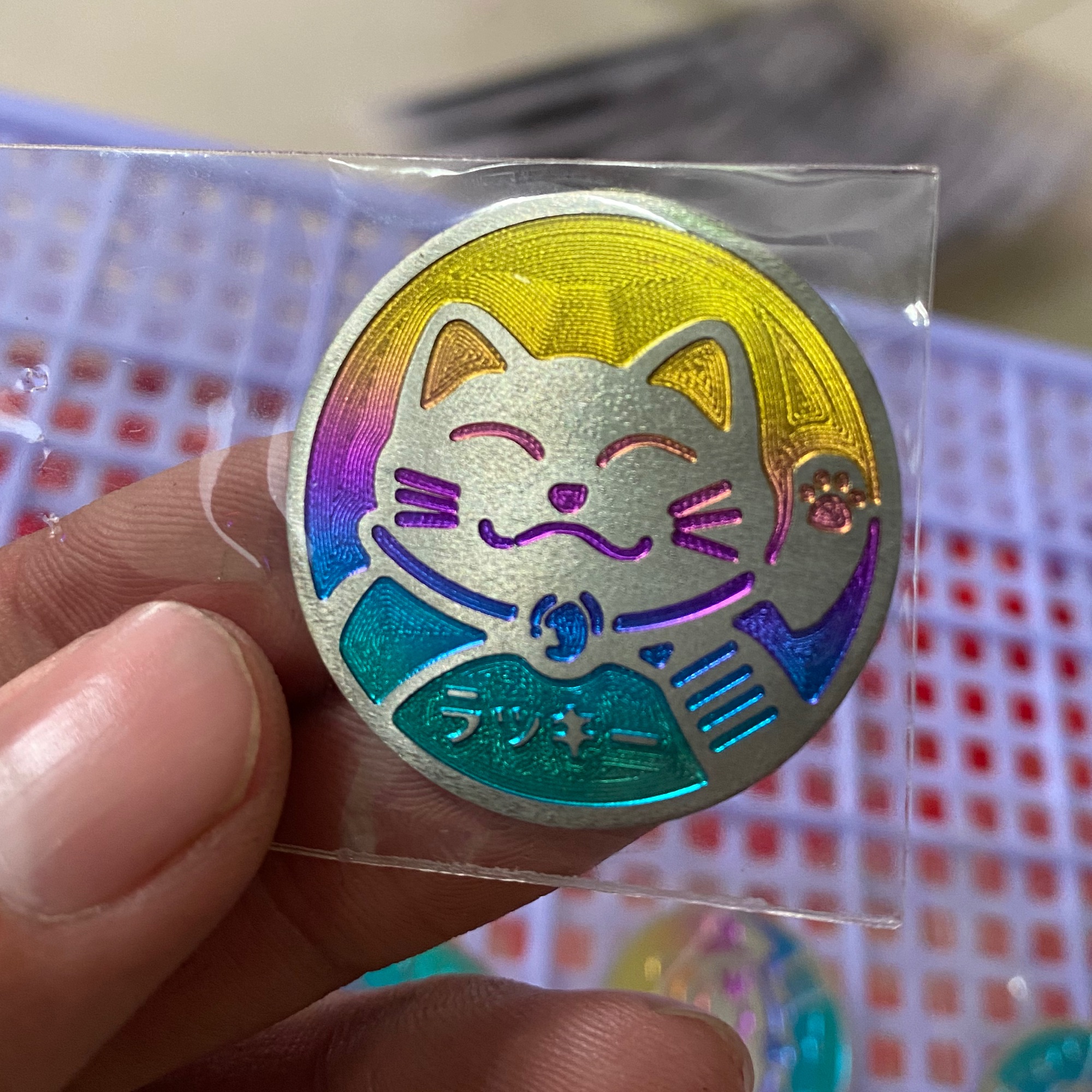 Logo titan 100% mèo thần tài 2.8cm mang lại may mắn cho quí khách