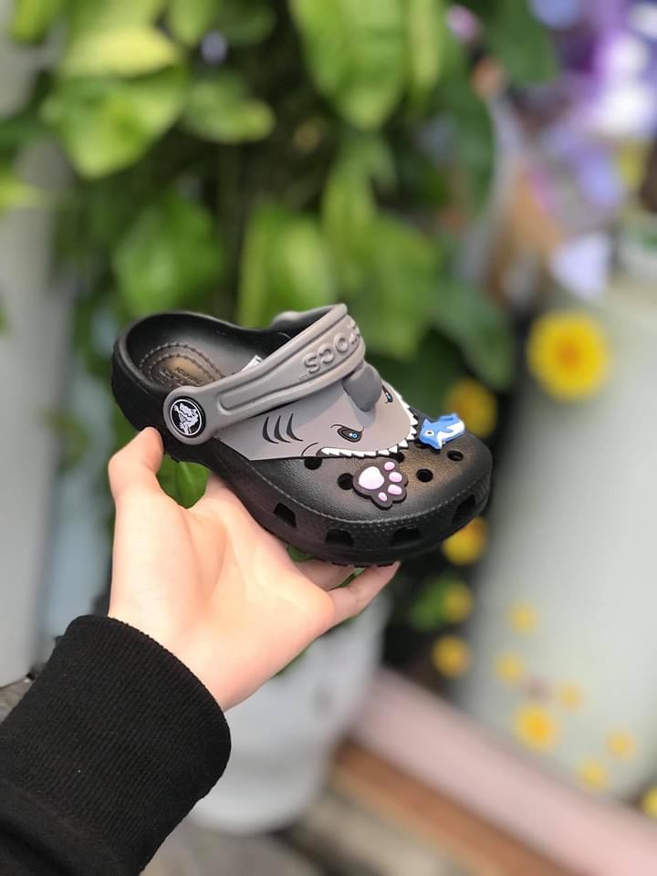 SỤC CROCS-TRẺ EM CLASSIC VI CÁ MẬP- tặng 6 sticker
