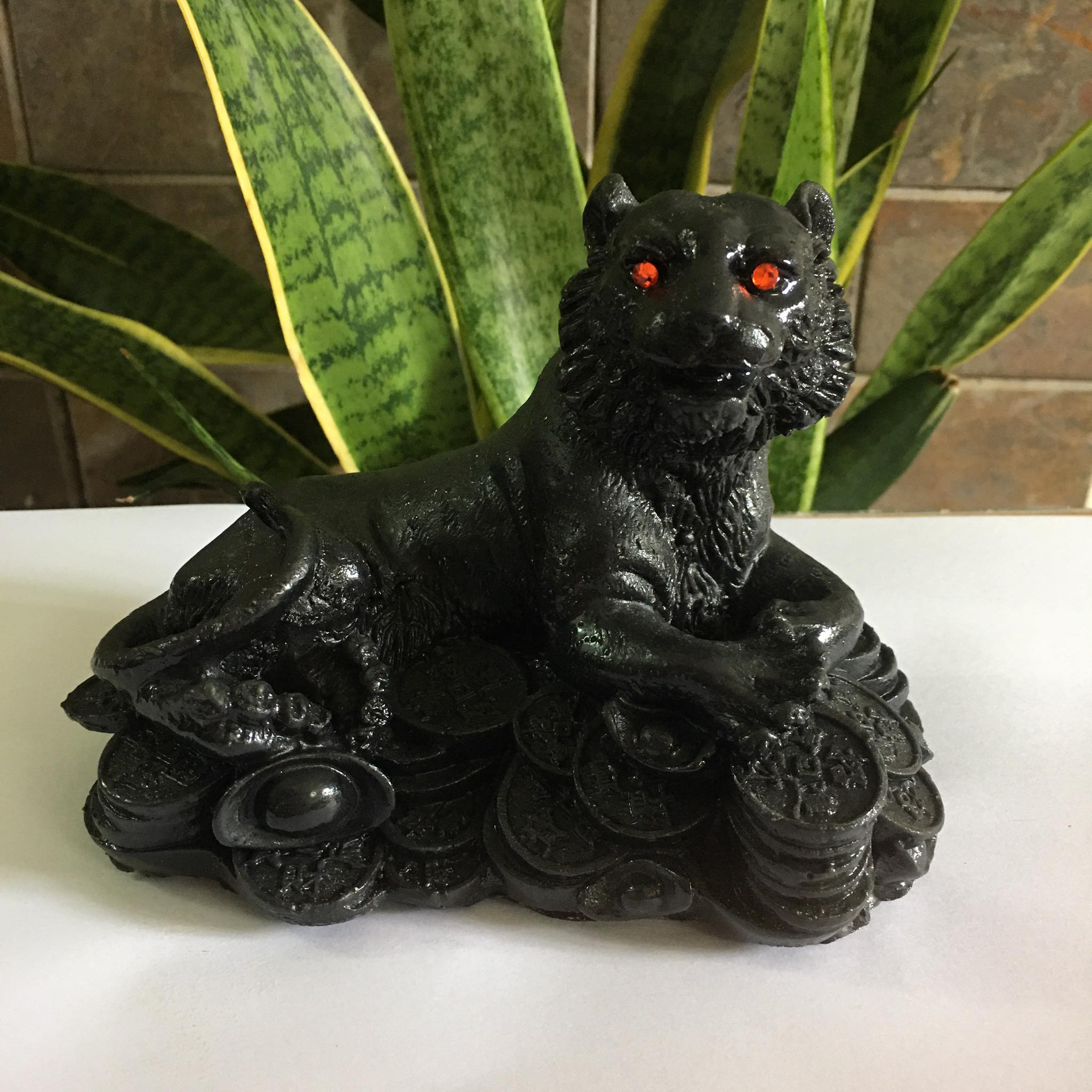 Hổ phong thủy màu đen để bàn