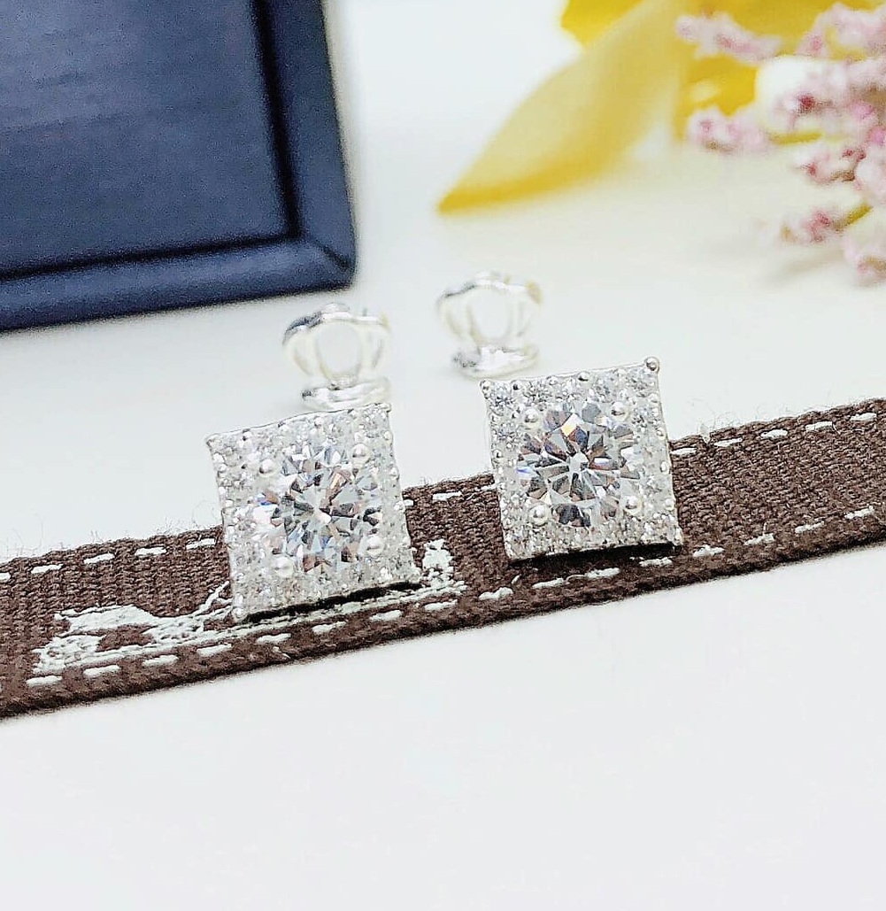 Bông tai bạc gắn đá hình vuông chốt vặn chắc chắn không đau tai