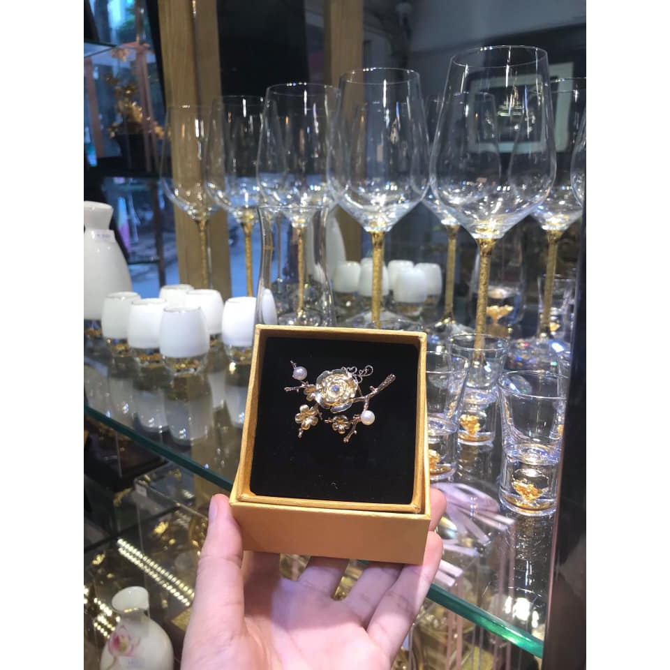 Gold inlaid corsage flower