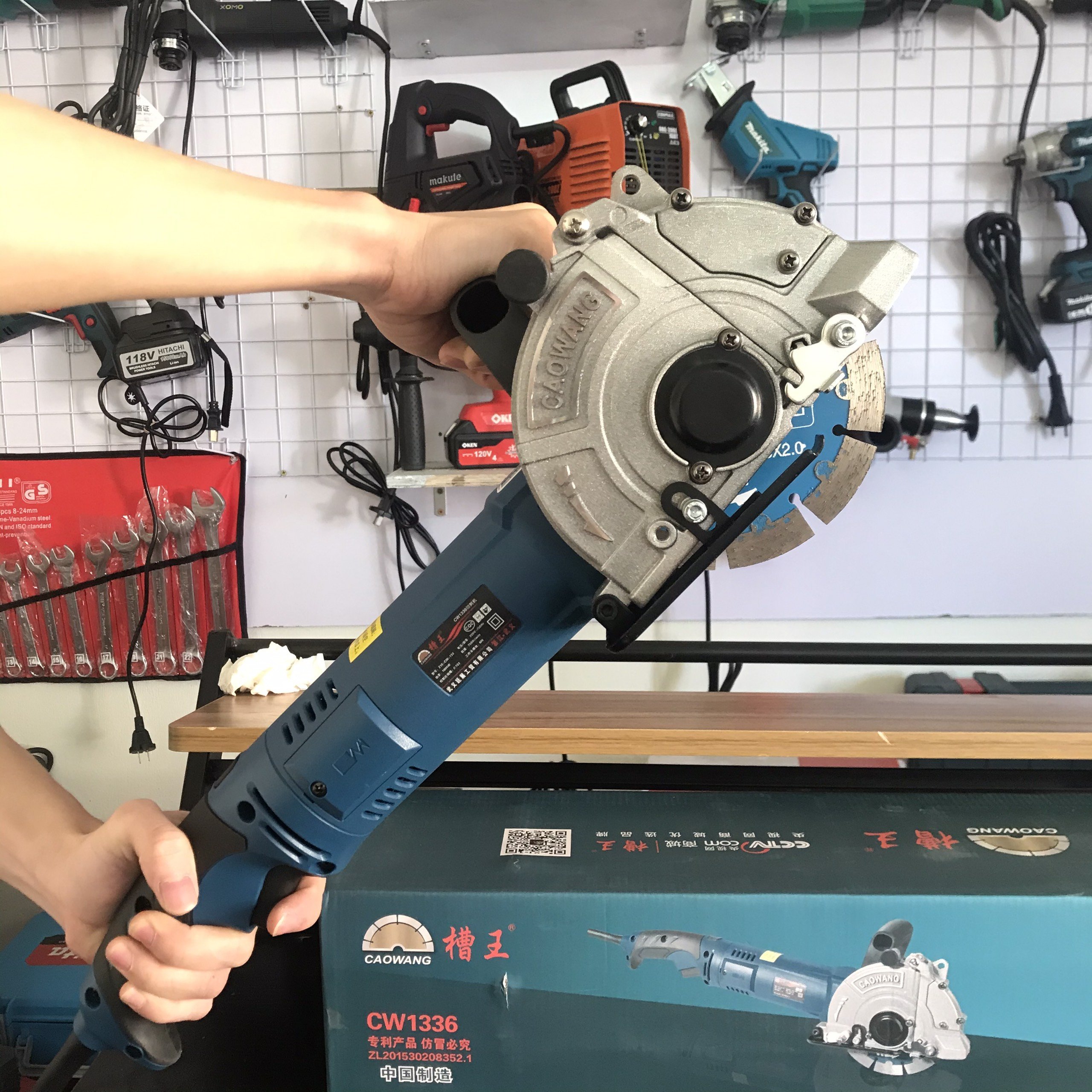 Máy cắt xẻ rãnh tường 1 lưỡi Caowang 1336 Kèm Bơm mini Caowang chính hãng