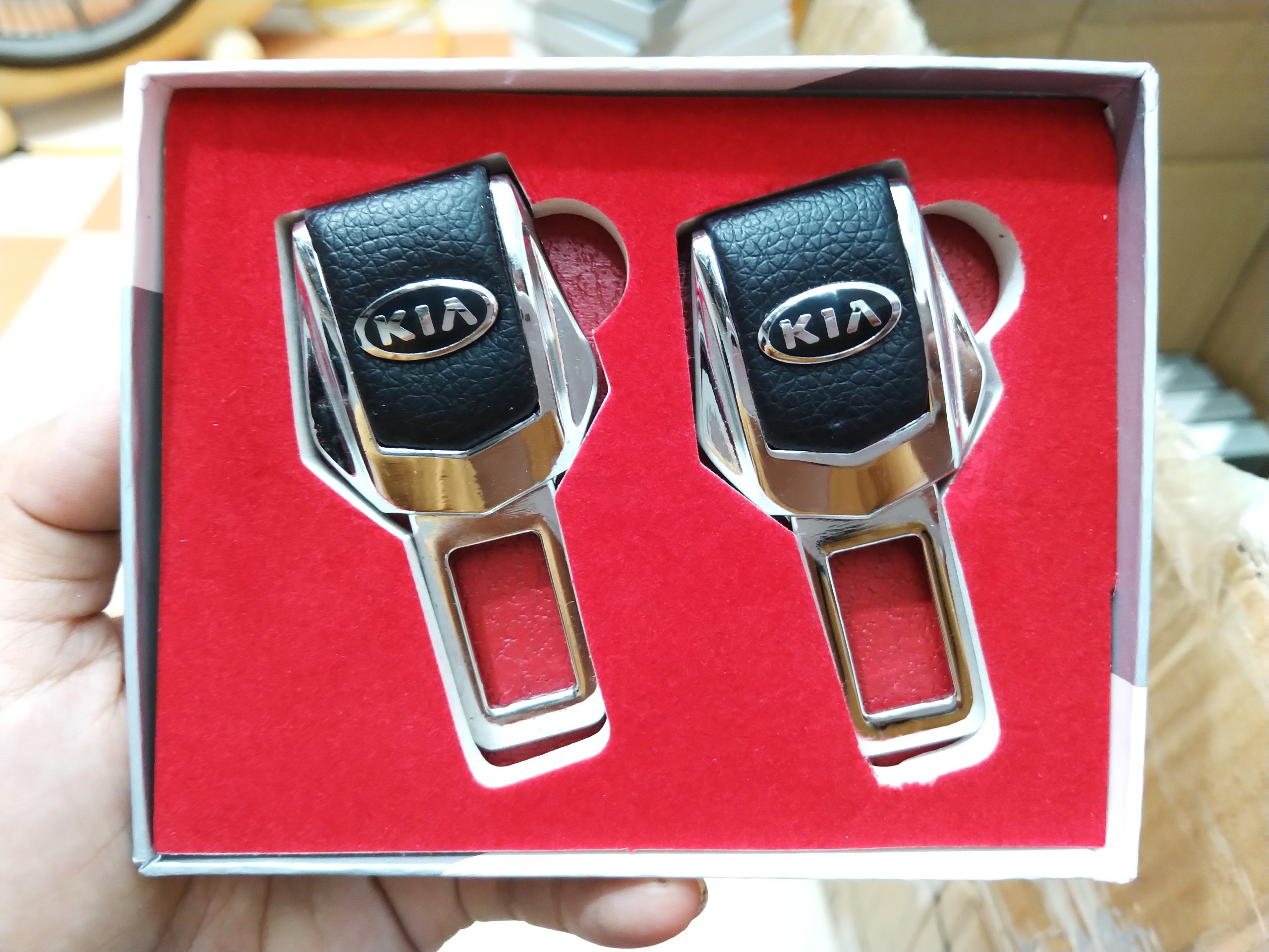 Chốt an toàn oto logo KIA