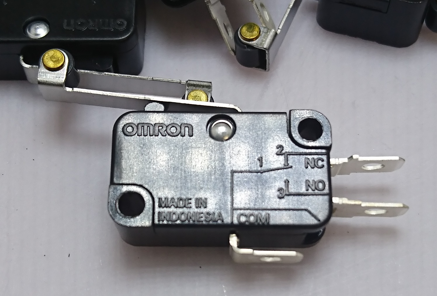 Công tắc hành trình có bánh xe OMRON (V-156-1A5)