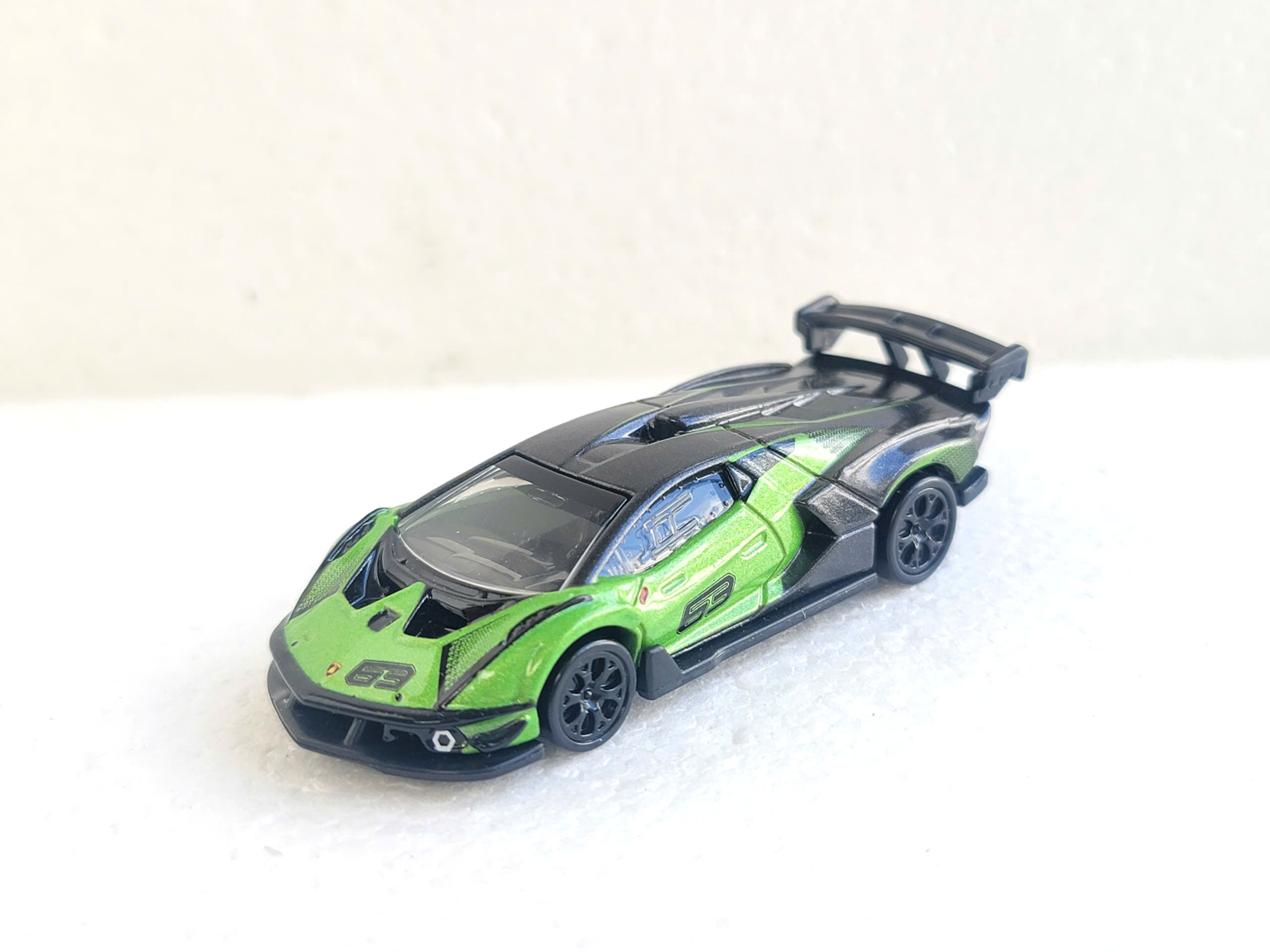 Xe mô hình Tomica (CH) – Xe Lambor Essenza SCV 12 (Tỉ lệ 1/70) màu xanh rất đẹp có thể tháo cản gió