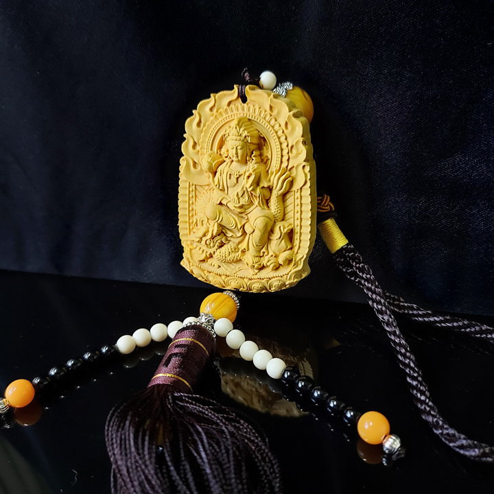 Dây phong thủy treo xe ô tô tượng Phổ Hiền Bồ Tát bằng gỗ Hoàng Dương V160