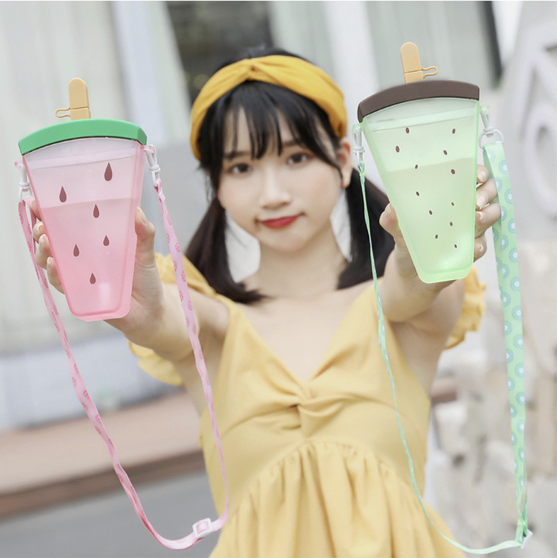 Bình nước hình QUE KEM kèm dây đeo siêu cute