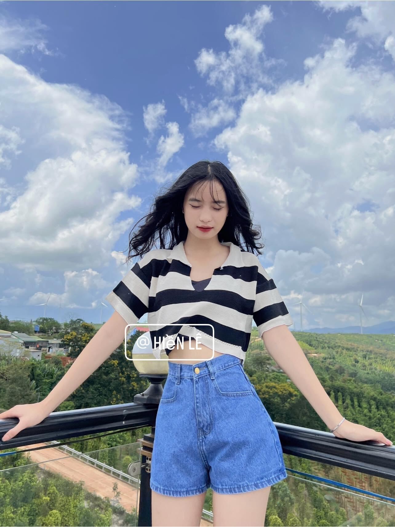 Set quần jeans ngố lai cuốn + croptop cổ bẻ sọc