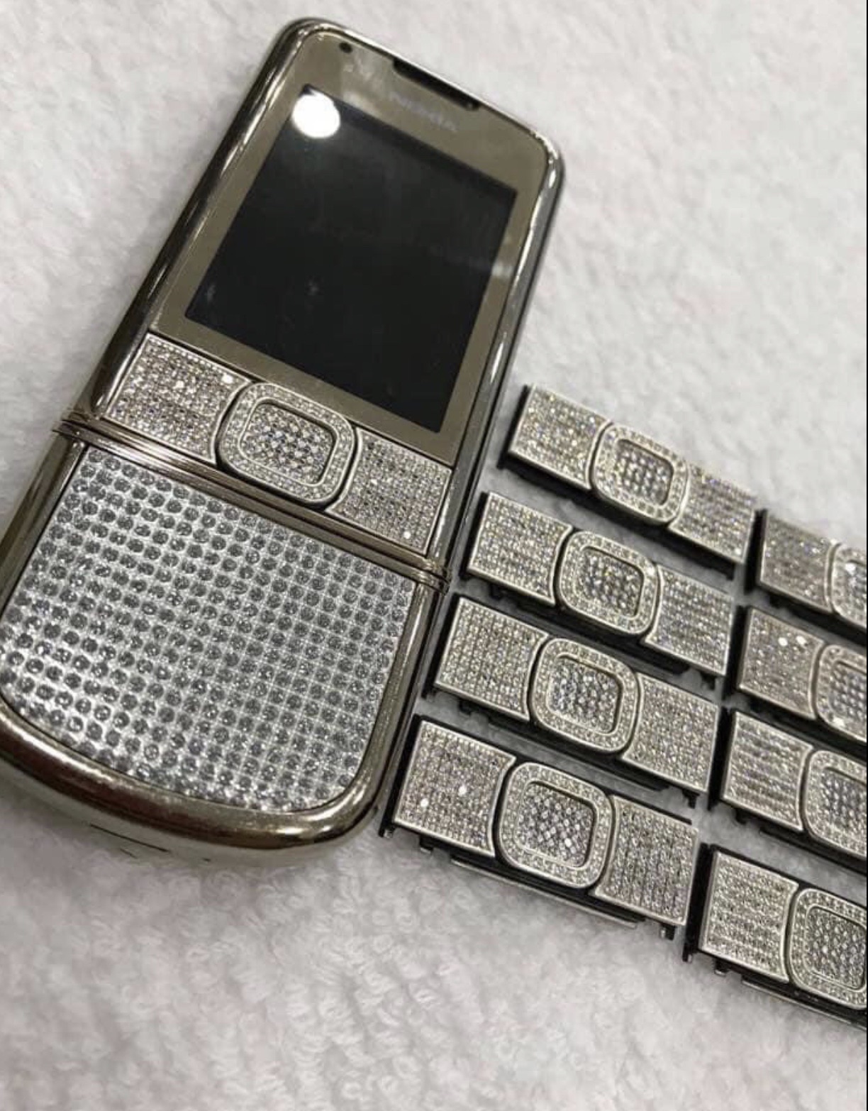 Nhân đính đá (Nokia 8800)