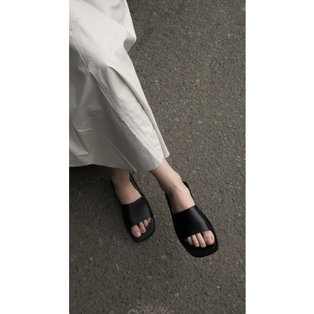 GÔ Sandals Waa. - Màu Đen - Dép Quai Ngang Da Thật