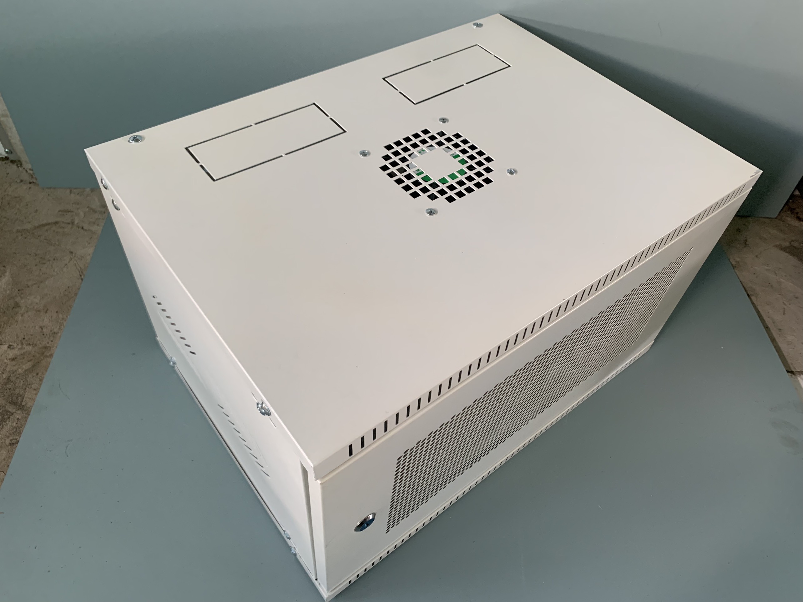 TỦ RACK 6U CHO HỆ THỐNG MẠNG VÀ CAMERA QUAN SÁT.