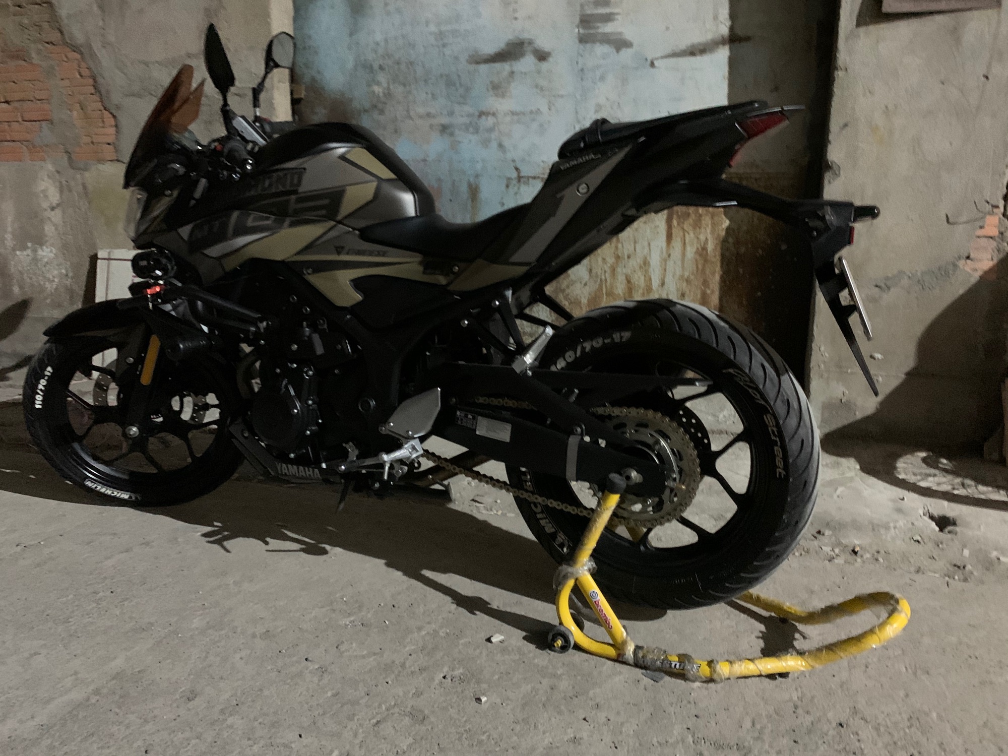 Ben nâng xe moto
