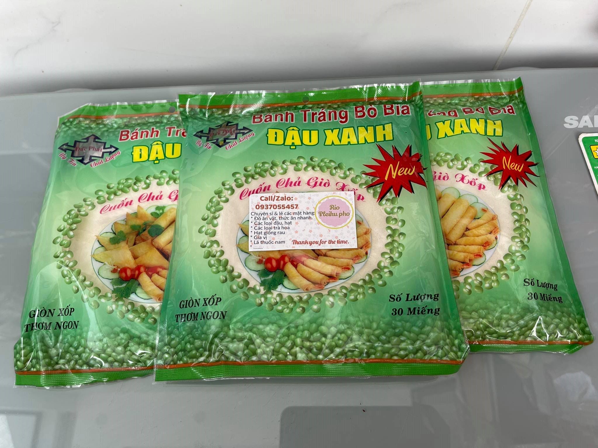 Bánh bía đậu xanh cuốn chả giò