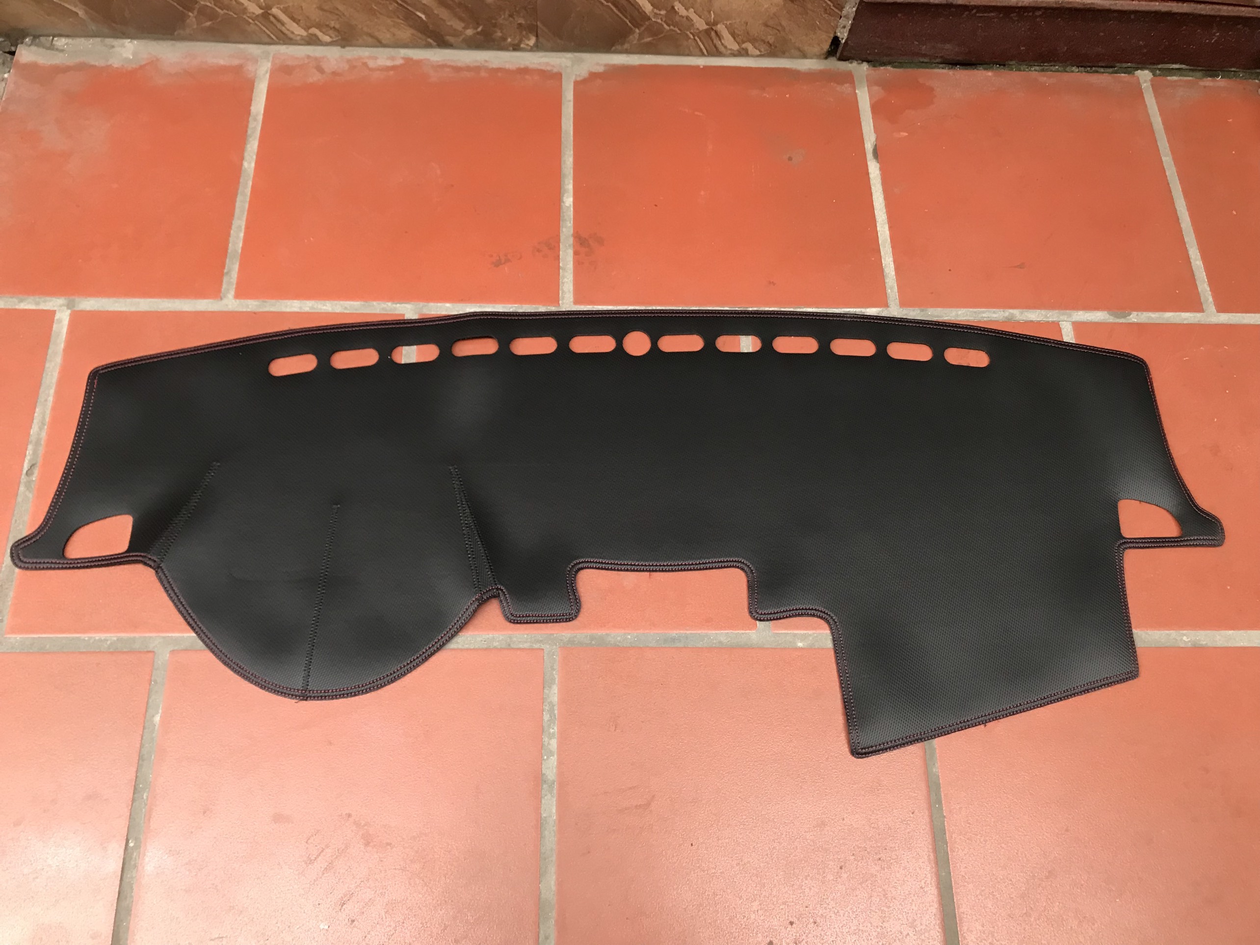 Thảm Taplo Da Vân Carbon Cao Cấp KIA Forte/Cerato 2008-2012
