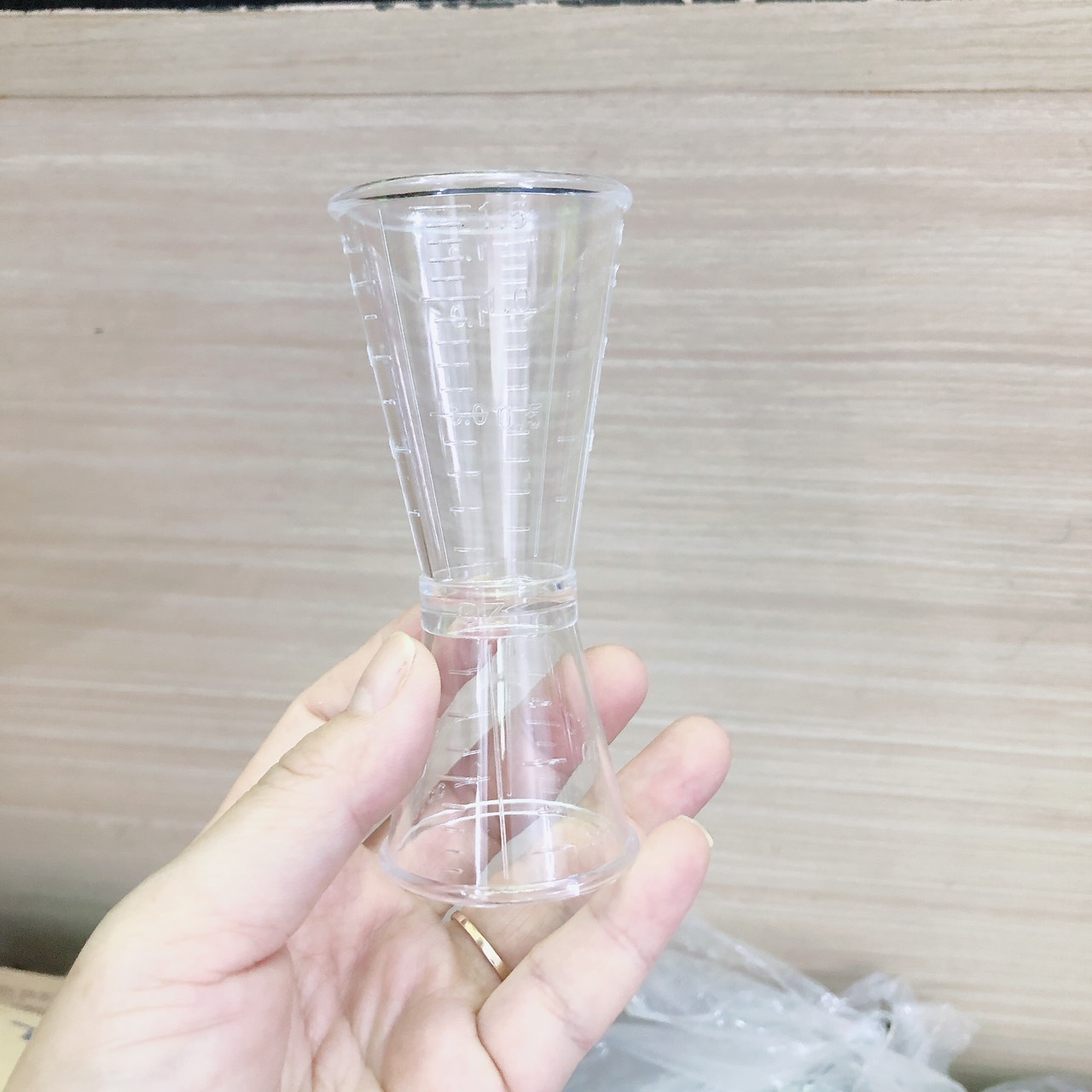 Ly đong định lượng nhựa 2 đầu