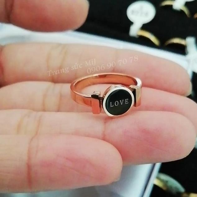 NHẪN TITAN MẠ VÀNG HỒNG MẶT TRÒN ĐEN LOVE