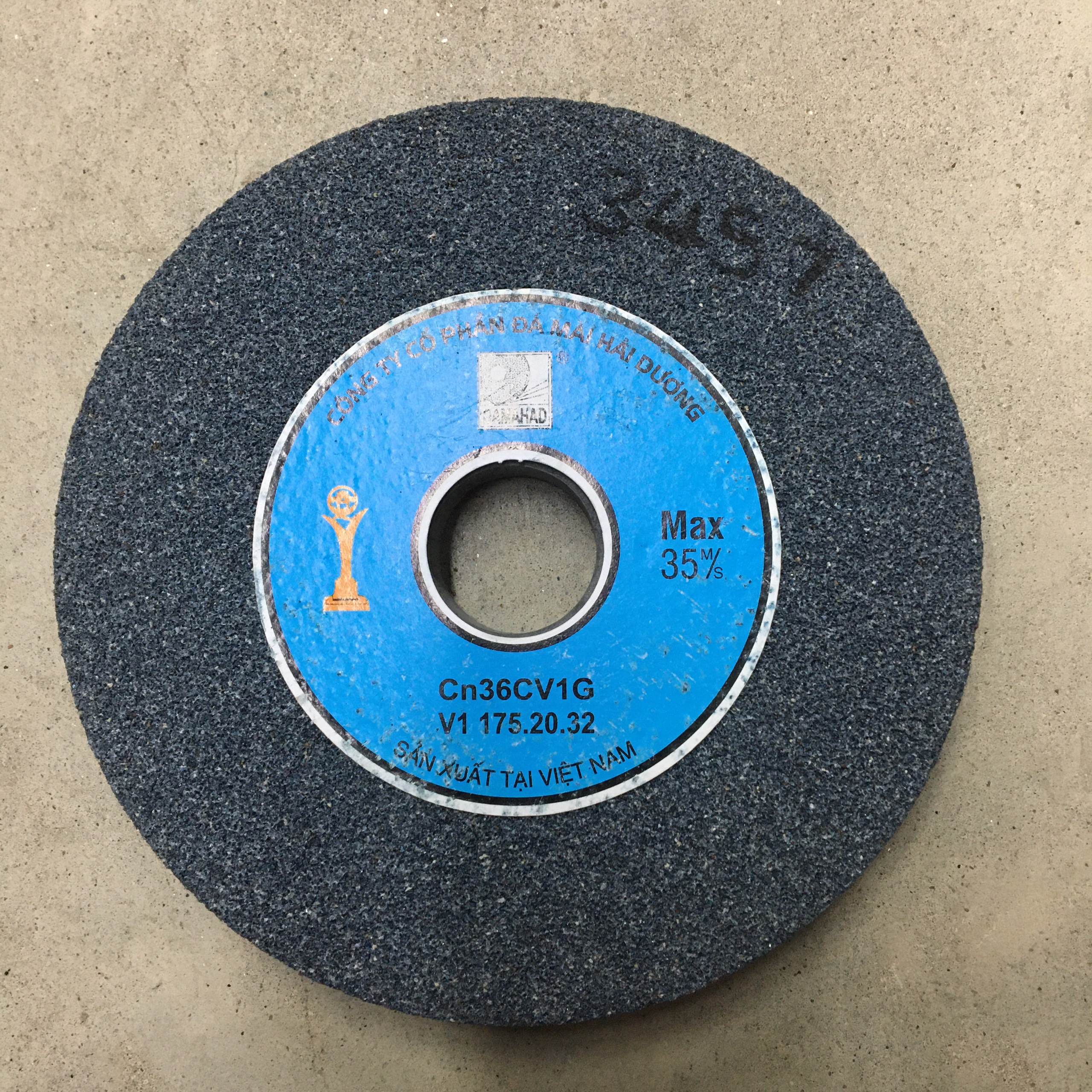 Đá mài Hải Dương 1T / 1T2 / 1T5 / 1T8 / 2T / 2T5 dày 2P dùng cho máy mài bàn, đá mài thô từ 1 tấc 5 lỗ cốt là 32mm