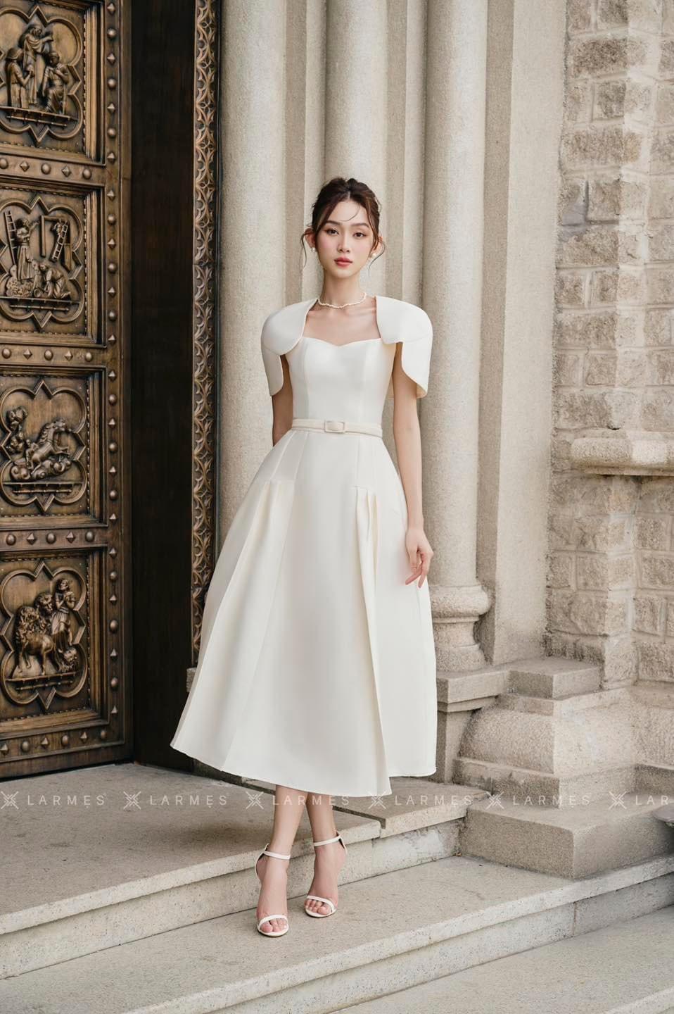 LARMES - Đầm vai cape dáng dài Swing
