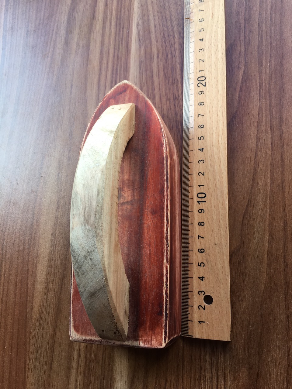 Bàn ủi gỗ hoặc cục ủi gỗ dùng để đập vải sau khi dùng bàn ủi